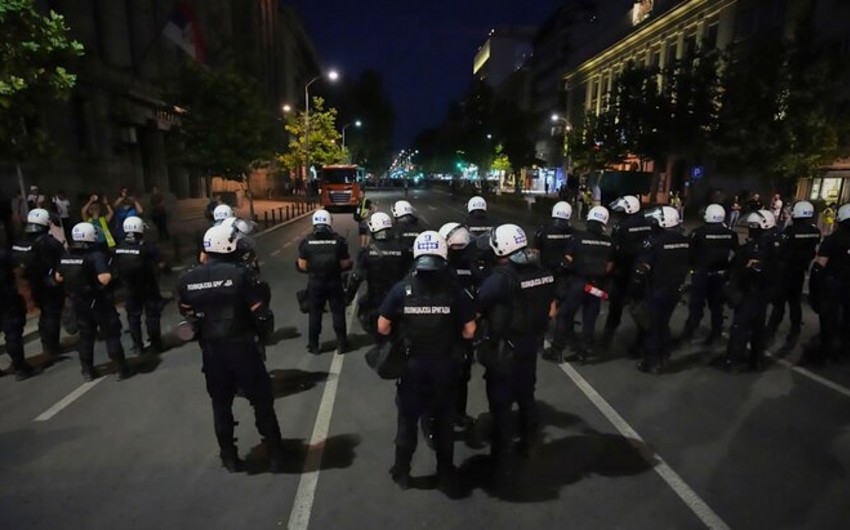 Полиция Сербии задержала четырех участников протестов в ночь на понедельник
