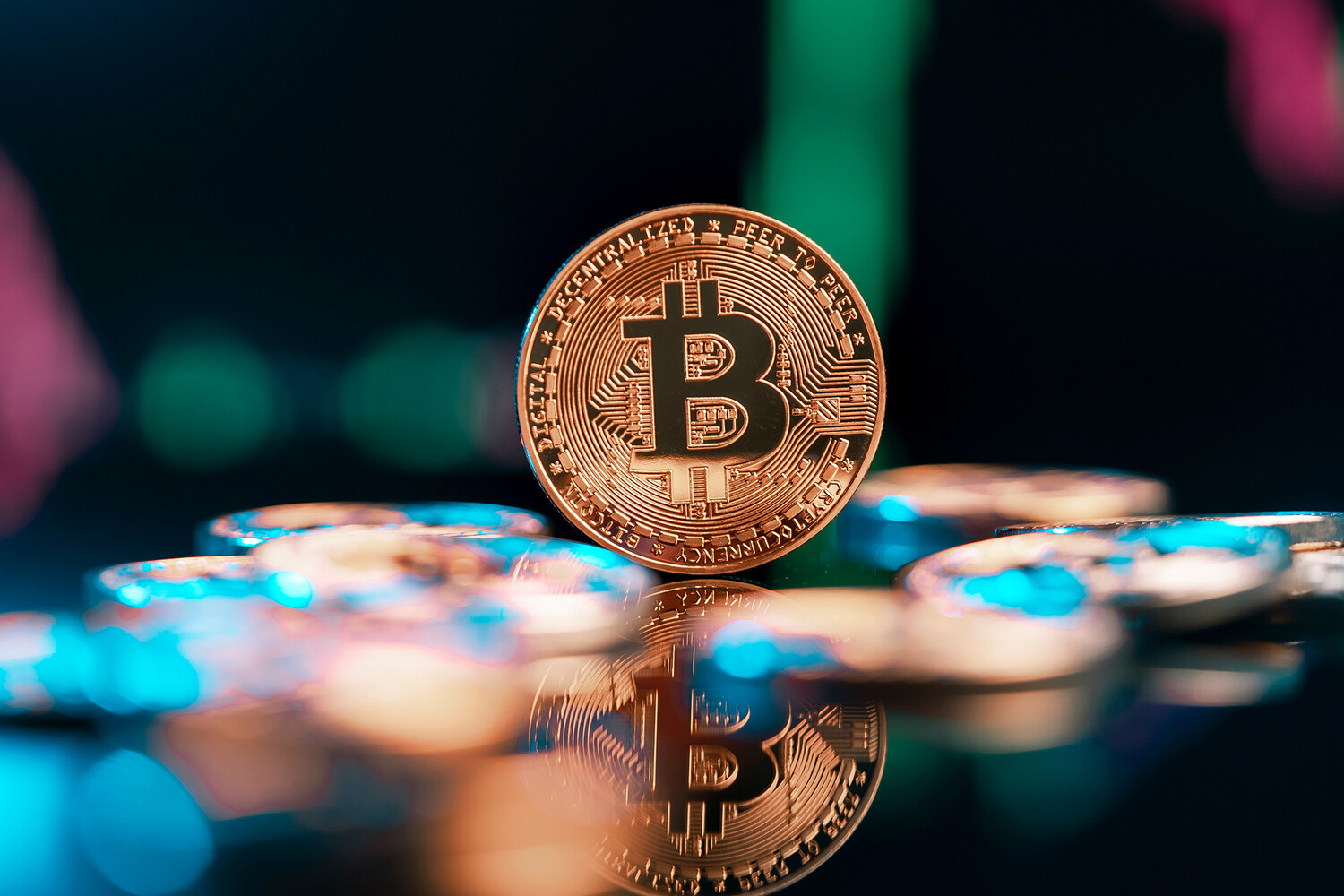 Биткоин подешевел почти на 2%
