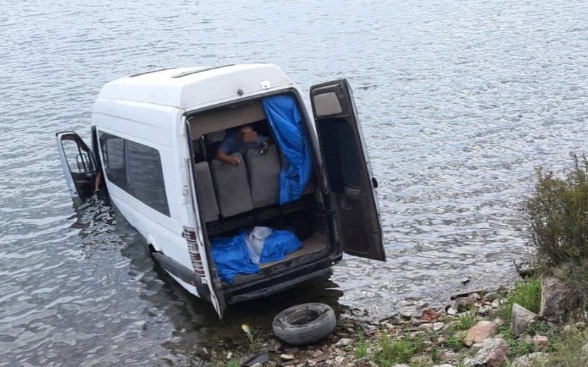 В Иркутской области автобус с 17 пассажирами укатился в Байкал
