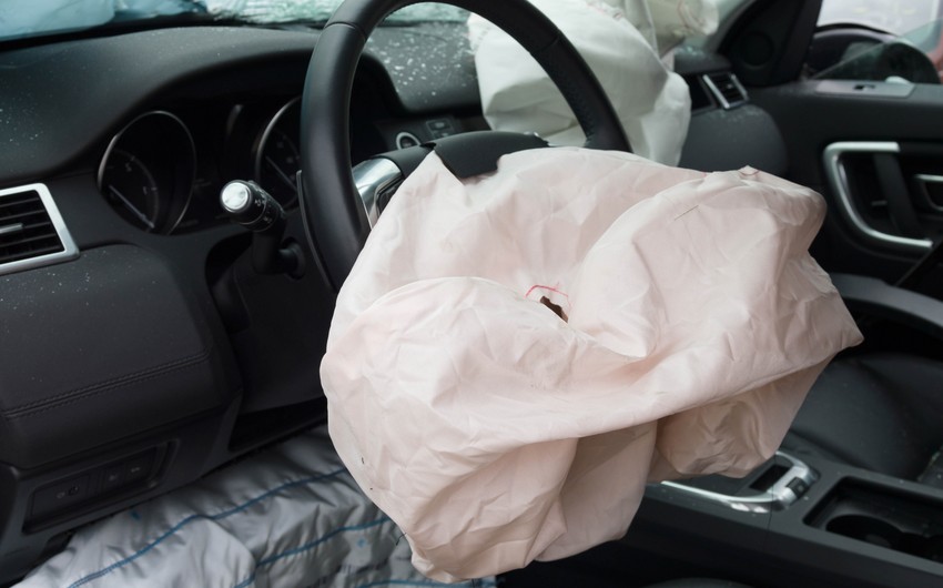 В Шабране перевозивший рабочих автомобиль попал в ДТП, 9 пострадавших