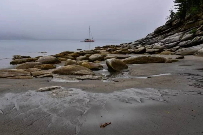 Погиб мужчина, которого унесло на бочке в Охотское море
