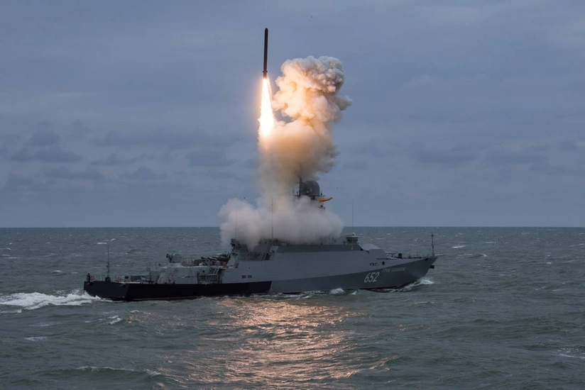Украина поразила российский корабль-носитель ракет "Калибр" в Азовском море
