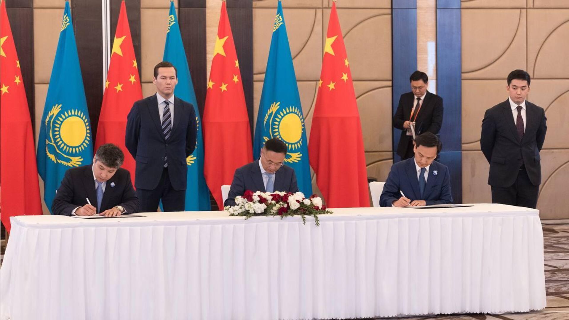 Казахстан и Китай подписали договоры на $15 млрд
