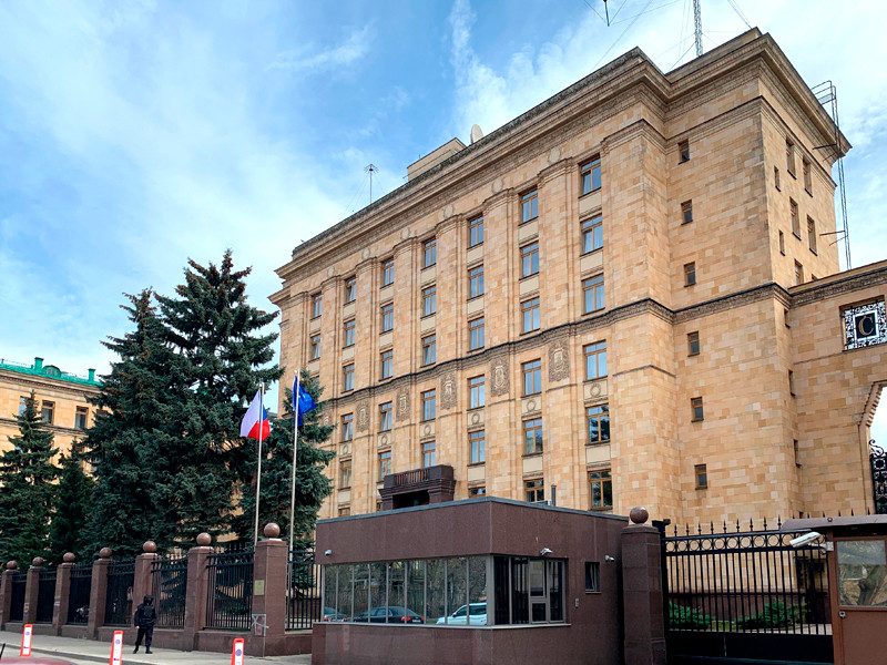 Вандалы осквернили посольство Чехии в Москве, Прага требует компенсацию

