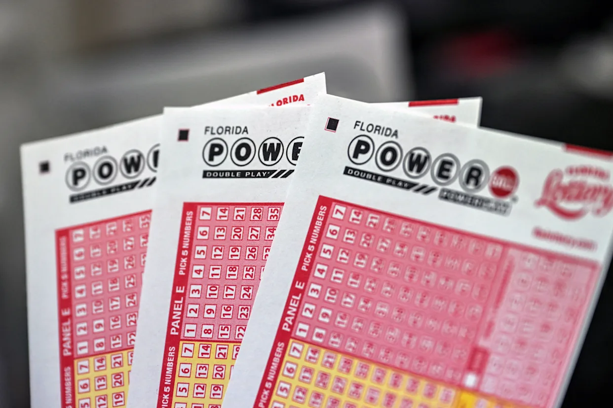 В США два человека сорвали в лотерею Powerball джекпот в $1,8 млрд
