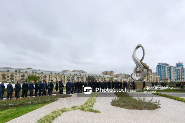 Официальные лица государства и правительства посещают Парк Победы