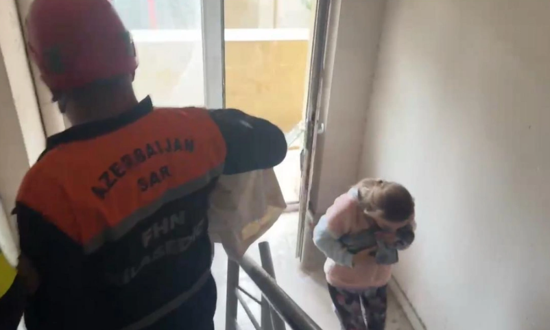 В центре Баку произошел пожар в многоэтажке