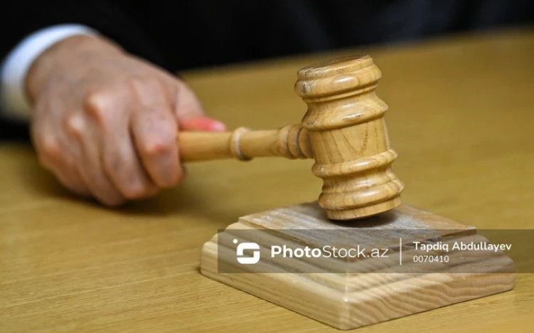 В Баку начался суд над мужчиной, обвиняемым в убийстве жены во время намаза