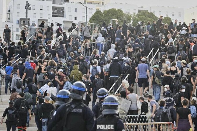 Во Франции число задержанных на акциях протеста выросло до 675 человек
