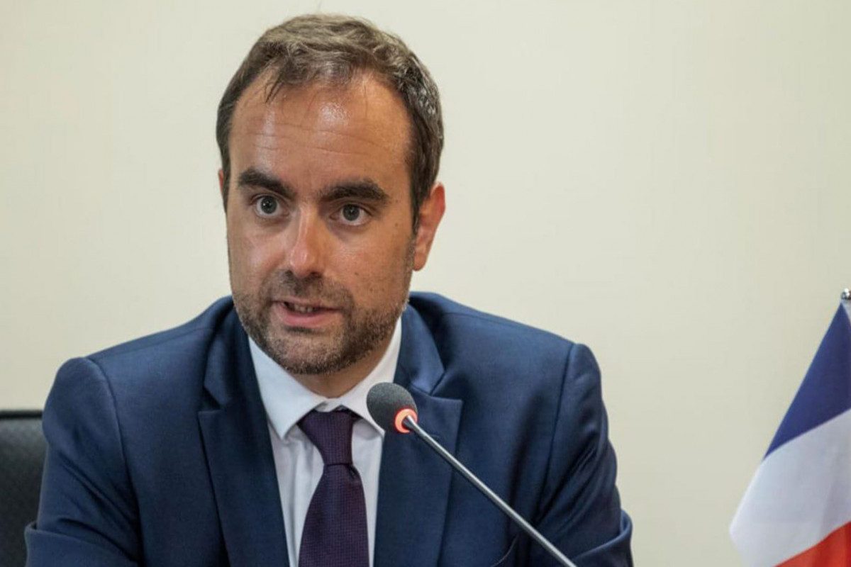 Лекорню сформировал новое правительство Франции
