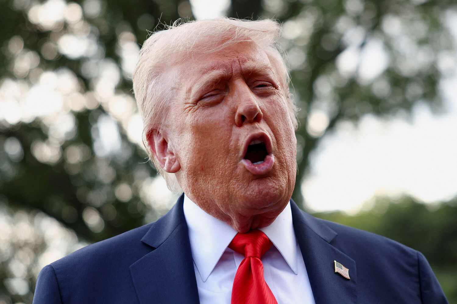 В Южной Корее решили подарить Трампу яблоки с его лицом