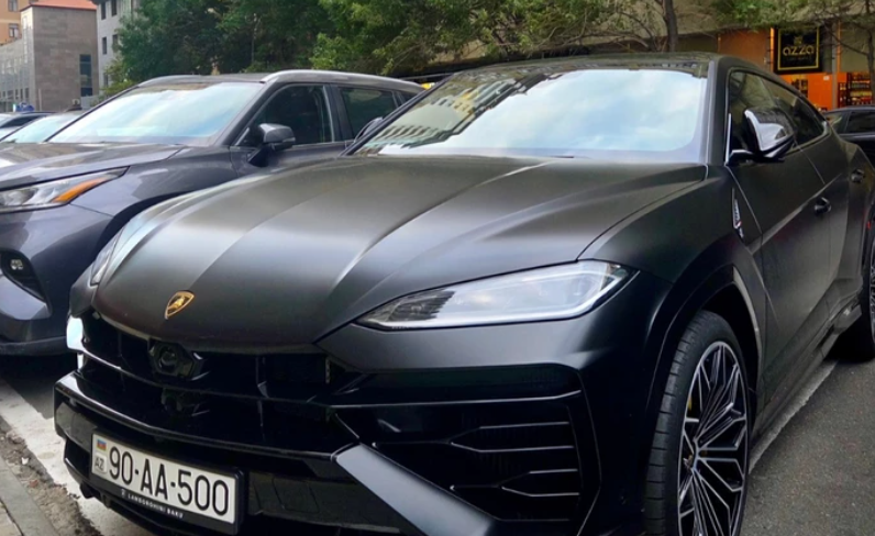Внук Рамиза Мехтиева разъезжает по Баку на Lamborghini за 600 000 манатов