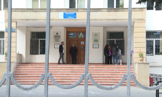 В Баку ученик с нарушением зрения выпал из окна интерната и получил серьёзные травмы