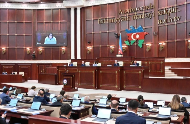 Представленным в парламенте партиям выделят дополнительно 1 млн манатов