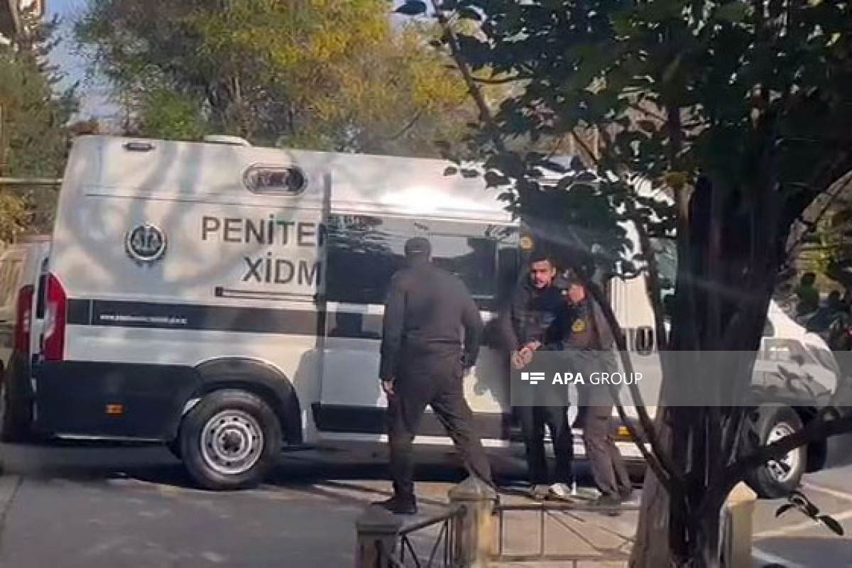 Иностранцы, снявшие неэтичные видео на Аллее шехидов в Баку, принесли извинения, зачитан обвинительный акт