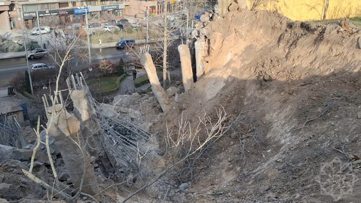 Ракета упала на территорию посольства Азербайджана в Киеве
