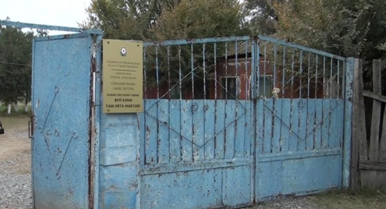 Пять суток ареста за протест: в Кюрдамире разбираются в конфликте родителя со школой