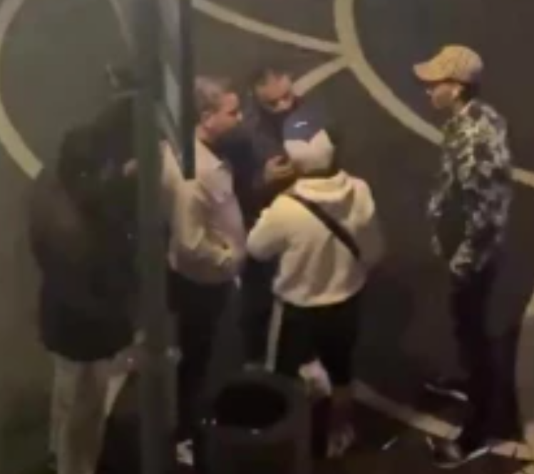 В центре Баку туристы устроили потасовку