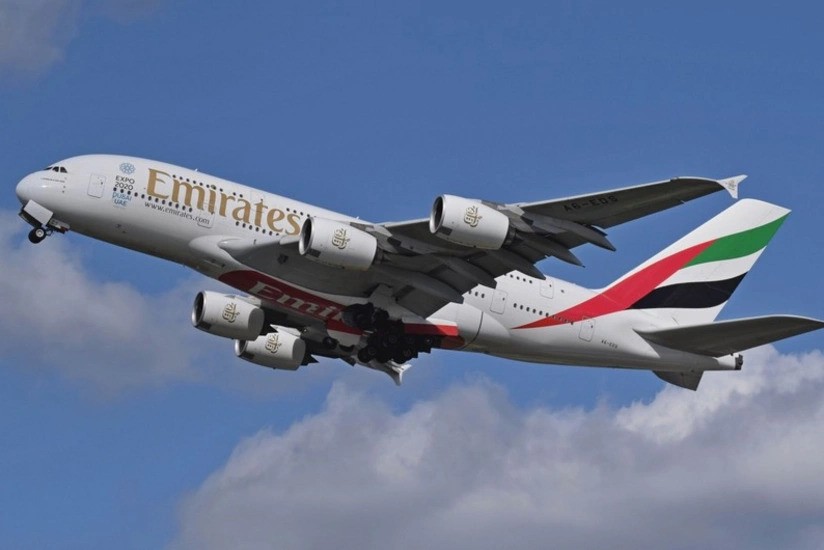 Emirates отменила и задержала десятки авиарейсов в Дубае и Шардже
