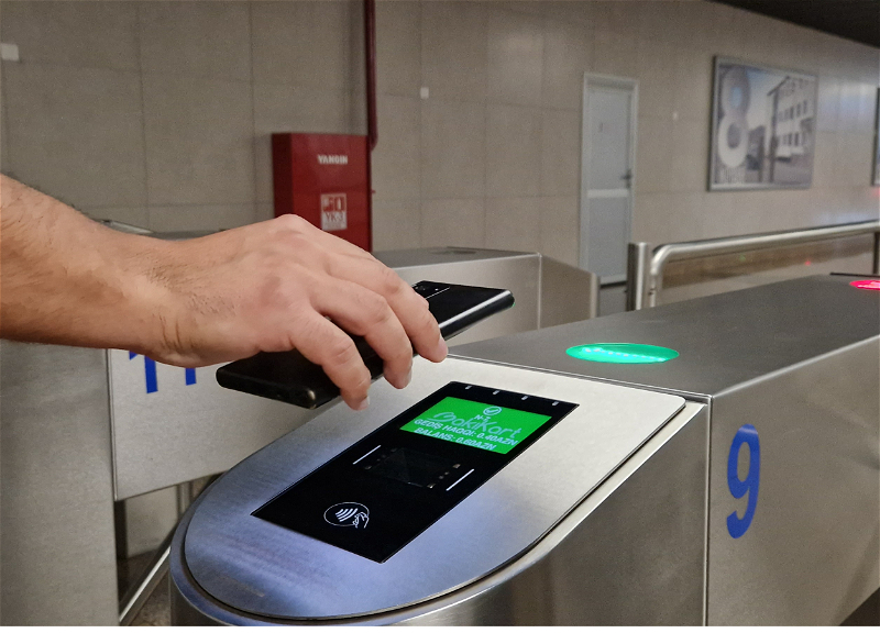 В бакинском метро тестируют оплату проезда через Google Pay/Apple Pay и банковские карты
