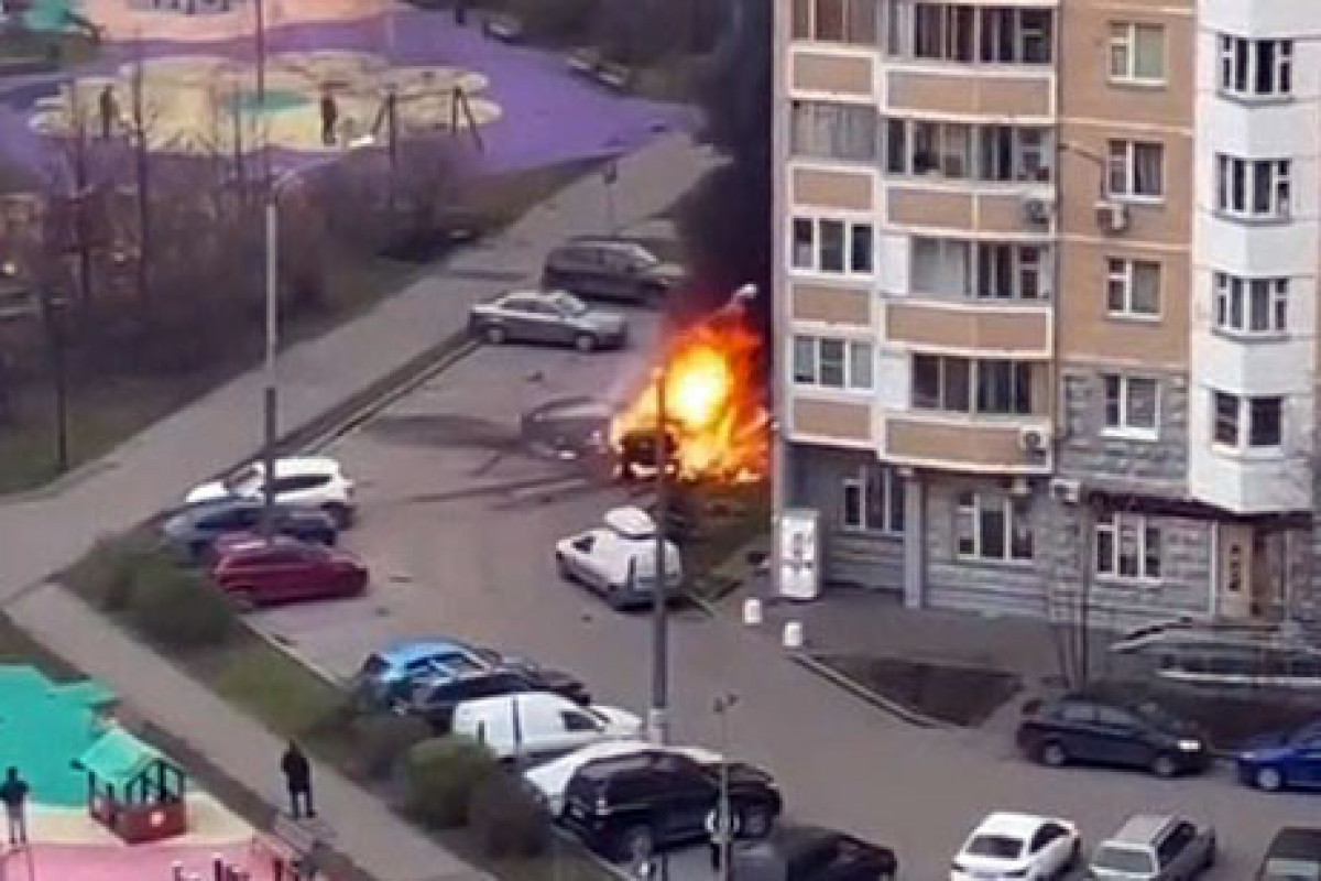В Москве во дворе жилого дома взорвался автомобиль

