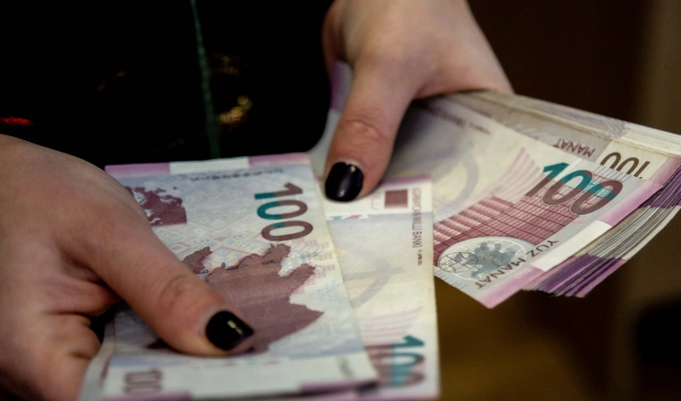 В Сумгайыте женщина обманом завладела 7 тыс. манатов