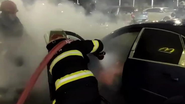 В Сумгайыте загорелся автомобиль Chevrolet