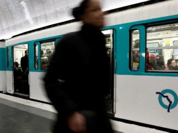 В Париже мужчина ранил ножом трех женщин в метро, одна из них беременна