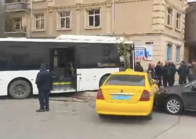 В Нахчыване маршрутный автобус протаранил четыре автомобиля