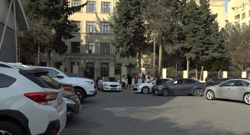Платная зона AzParking у школы в Баку вызвала недовольство педагогов