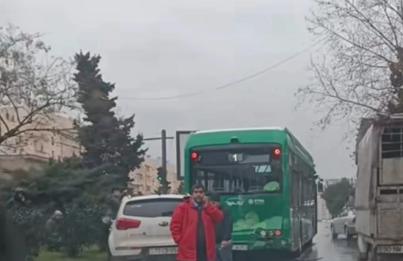В Баку столкнулись два маршрутных автобуса и легковые автомобили
