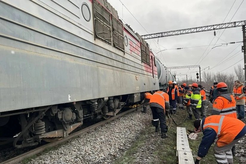 В Ростовской области РФ грузовой поезд сошел с рельсов
