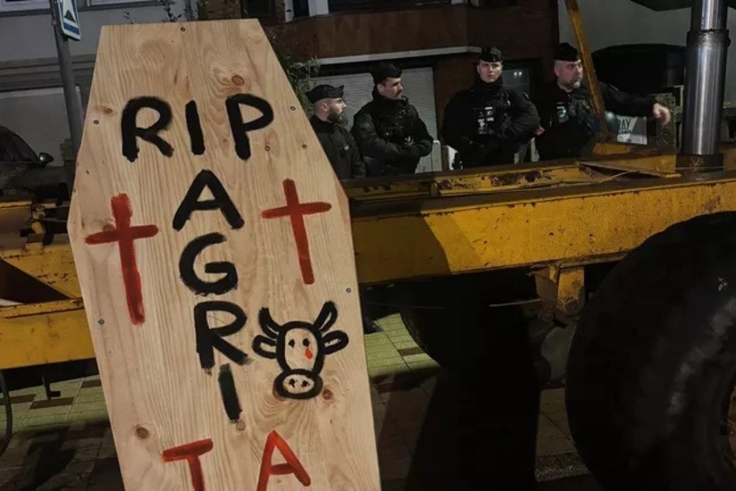 Во Франции фермеры вышли на акцию протеста к резиденции Макрона
