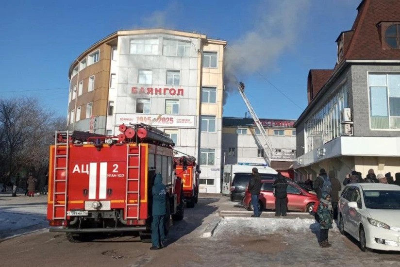 В Улан-Удэ пять человек отравились угарным газом из-за пожара в ТЦ
