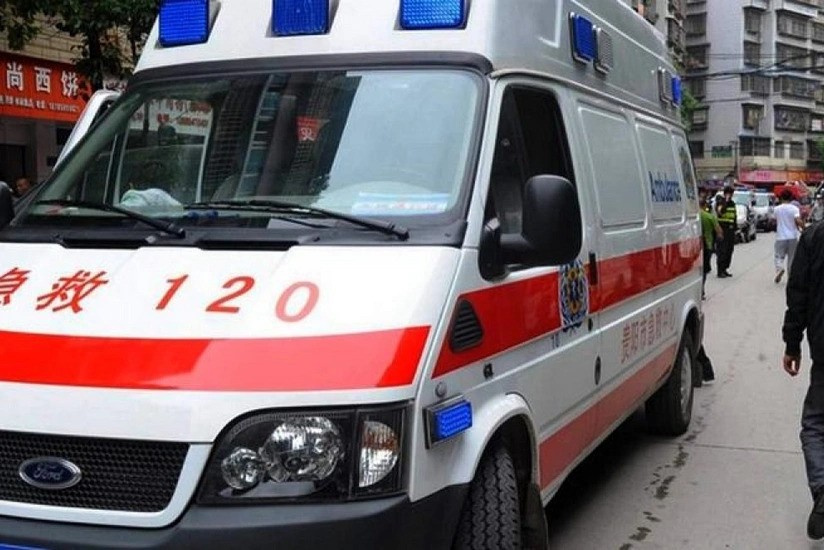 В Китае восемь человек погибли после падения автомобиля в пруд
