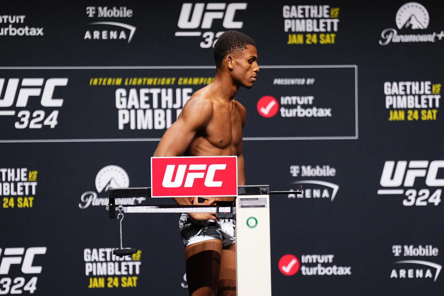 Боец UFC упал в обморок после процедуры взвешивания