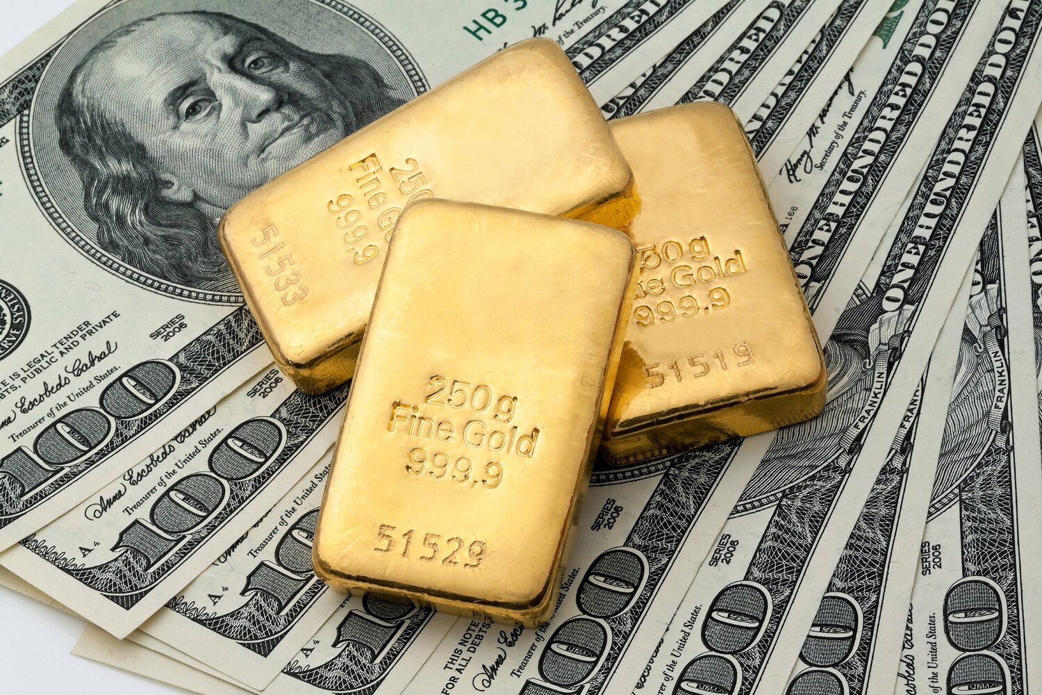 Золото подешевело в ожидании данных о розничных продажах в США
