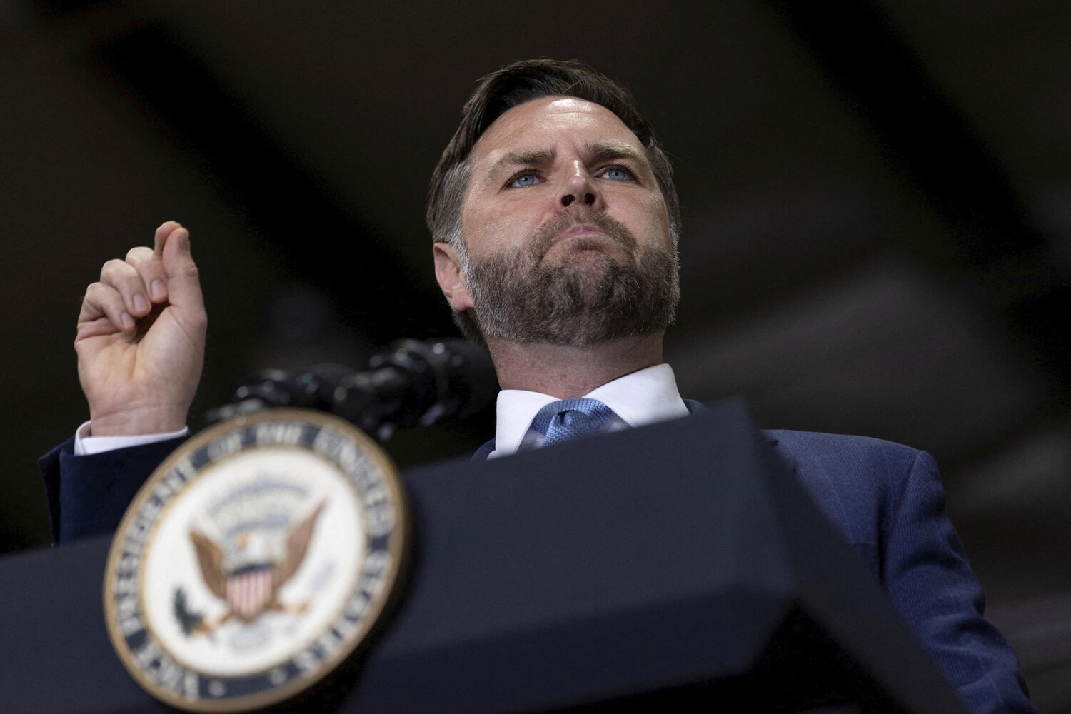 Неизвестные разбили окна в доме вице-президента США