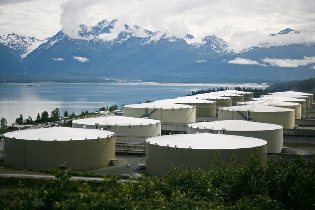 Коммерческие запасы нефти в США снизились ниже 424 млн баррелей
