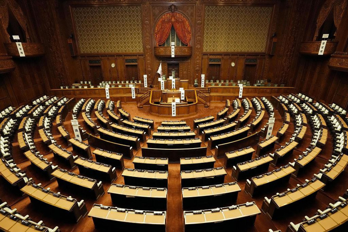 Японский парламент будет распущен 23 января
