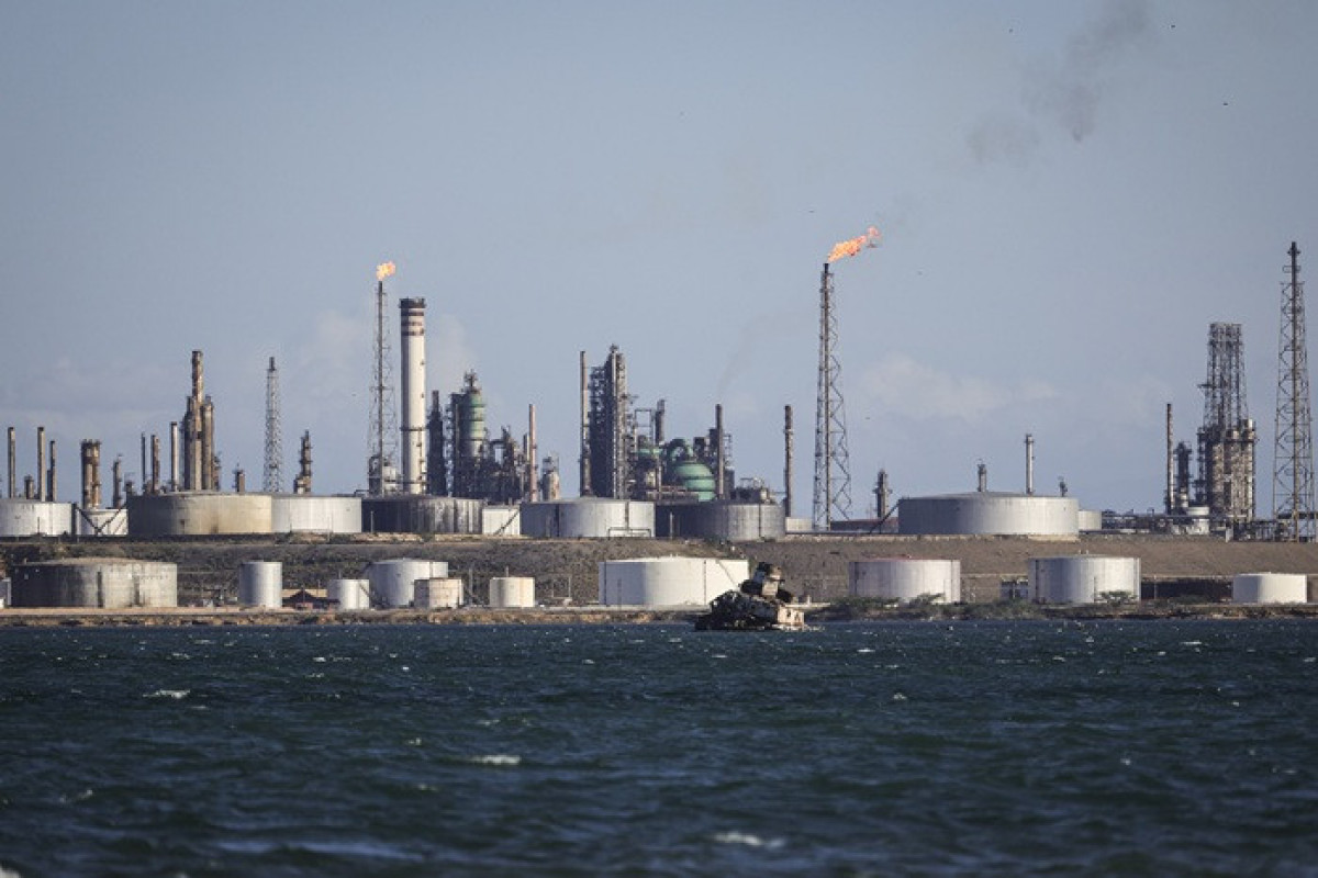 США разрешили своим компаниям операции с нефтяной отраслью Венесуэлы
