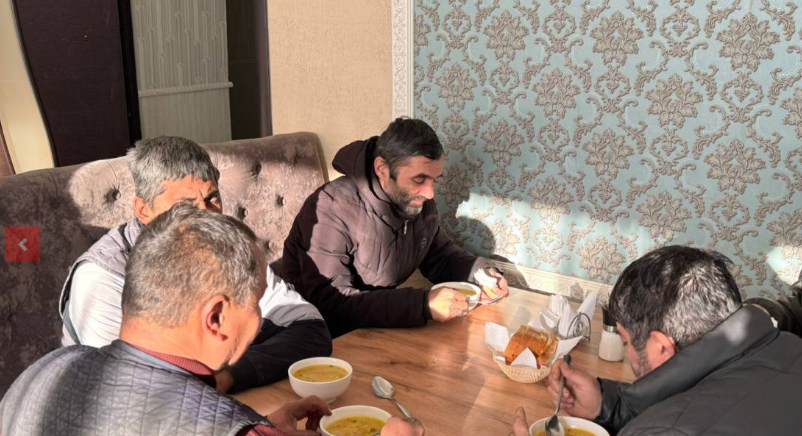 Казахстанские полицейские пришли на помощь азербайджанским дальнобойщикам