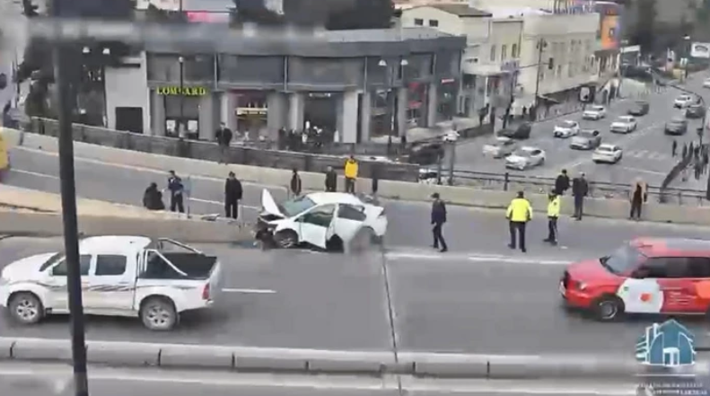 В Баку полиция и граждане помогли извлечь пострадавших из автомобиля после ДТП