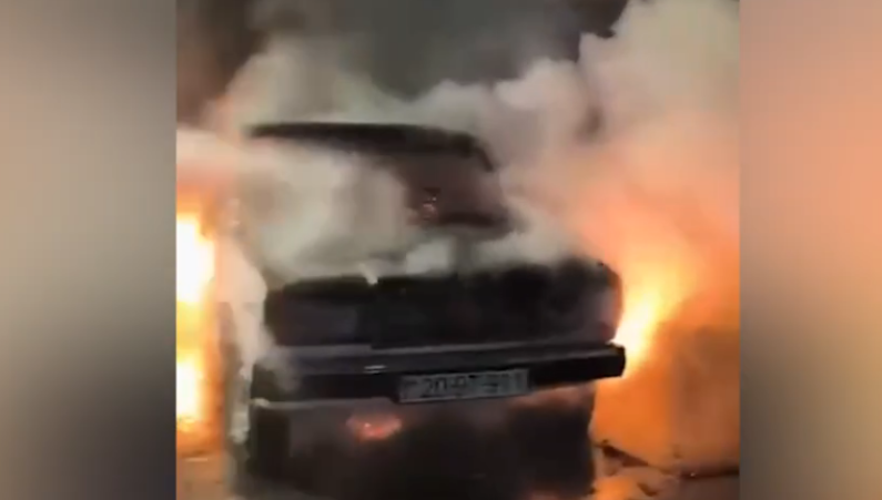 В Баку в автосервисе сгорел автомобиль