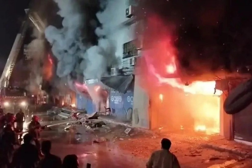 Число погибших из-за пожара в ТЦ в Пакистане возросло до пяти