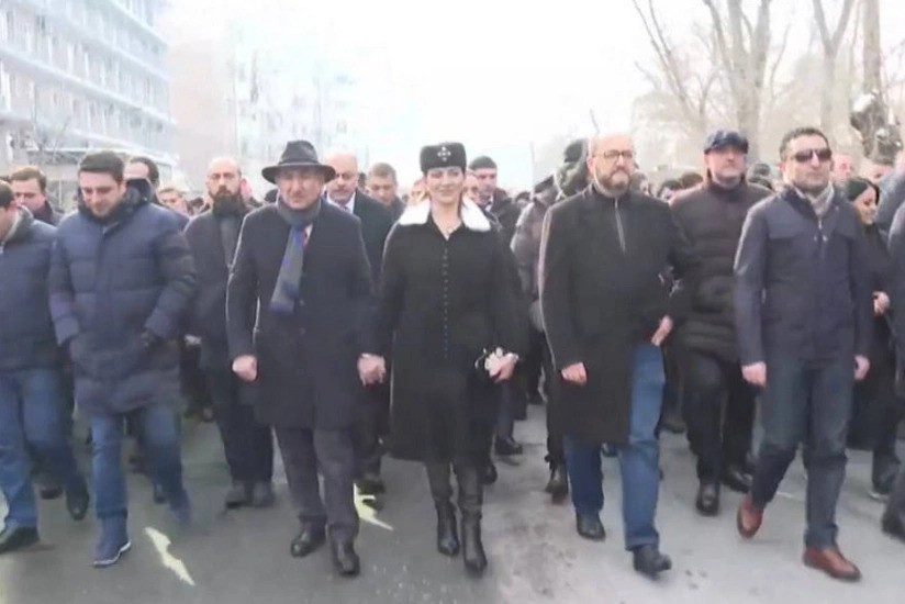 В Ереване стартовало шествие "крестный ход" во главе с Пашиняном
