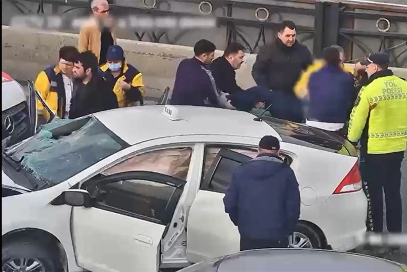 В Баку такси протаранило бетонное ограждение на мосту, есть пострадавшие
