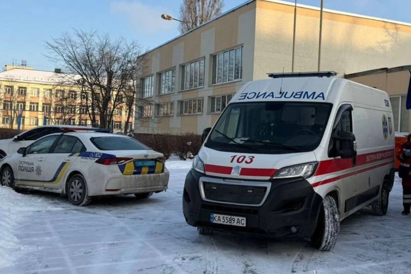 В одной из школ в Киеве ученик с ножом напал на учительницу и одноклассника
