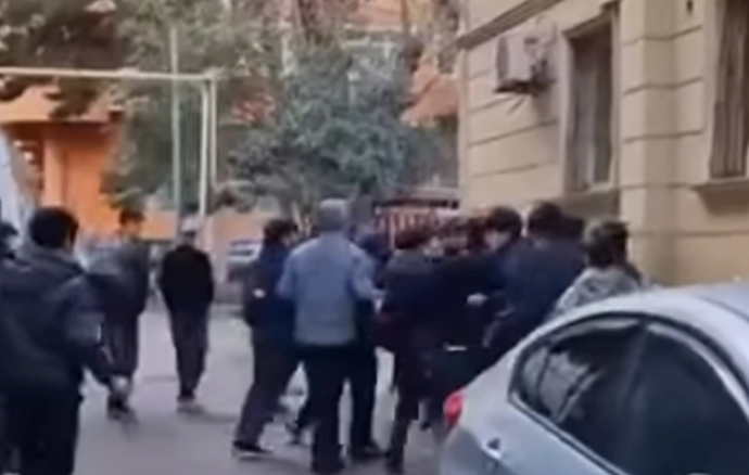 В Хырдалане группа подростков избила школьника