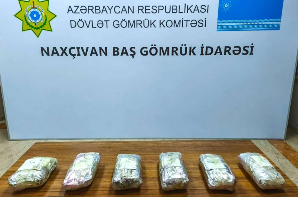 Таможенники Нахчывана обнаружили свыше 5 кг метамфетамина в аккумуляторе грузовика